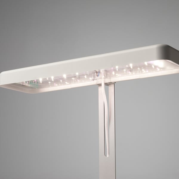 Modern inomhusodlingslampa med diffusa LED-lampor, monterad på ett elegant vitt stativ, vilket ger optimal växtbelysning.