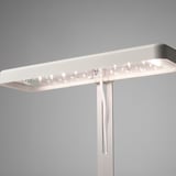 Modern inomhusodlingslampa med diffusa LED-lampor, monterad på ett elegant vitt stativ, vilket ger optimal växtbelysning.