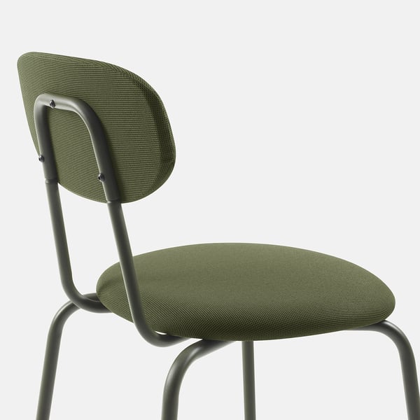 Modern stoppad stol med elegant metallram, bekväm sits och böjt ryggstöd. Elegant design, robust konstruktion.