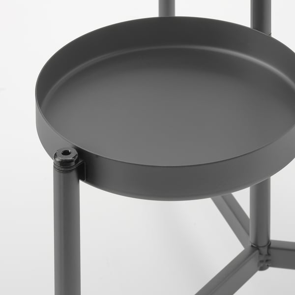 Svart rund bricka på snyggt metallstativ, perfekt för växter eller inredning.