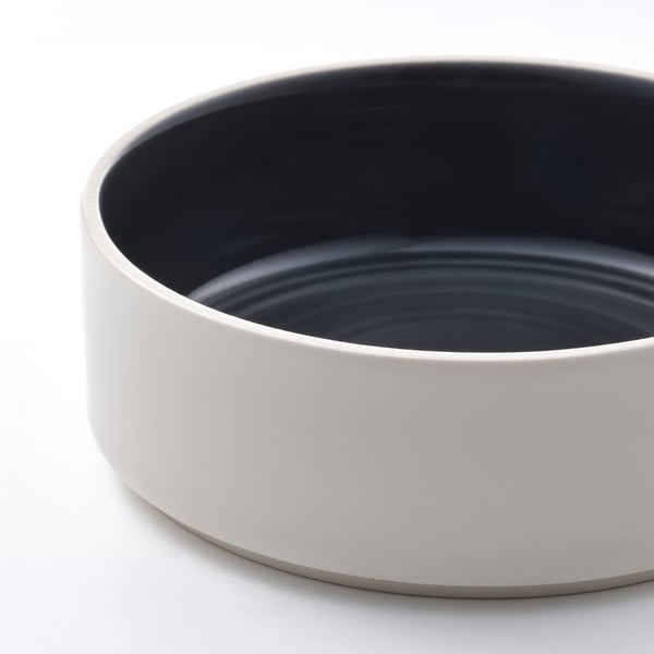 Svart och vit skål, elegant och hållbar.