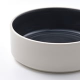 Svart och vit skål, elegant och hållbar.