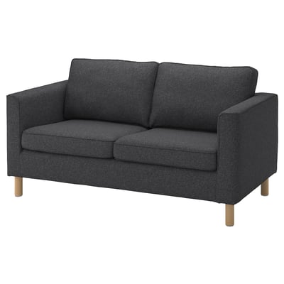 En modern grå PÄRUP loveseat med en ullliknande känsla, med två dynor, ljusa träben och en enkel, elegant design.