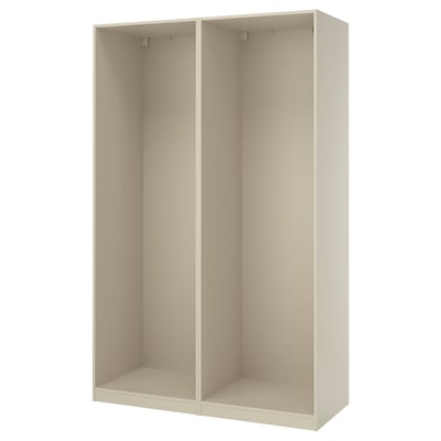 En vit ikea PAX garderobsstomme, rektangulär, tillverkad av spånskiva och fiberplatta, med en minimalistisk design och justerbara fötter.