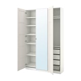 Vit PAX-garderob med speglade dörrar, hyllor och lådor. Slimmad design för trånga utrymmen.