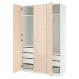 En öppen persikofärgad PAX-garderob med hyllor och lådor, med en modern design och rena linjer.