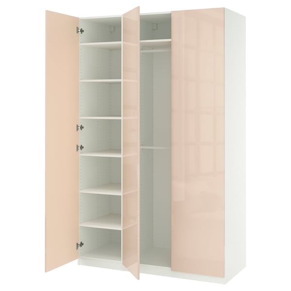 En öppen, ljusrosa ikea PAX garderob med flera hyllfack.