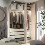 Modern garderob med led-belyst klädförvaring, lådor och upphängningsyta. Korgar och justerbara fötter.