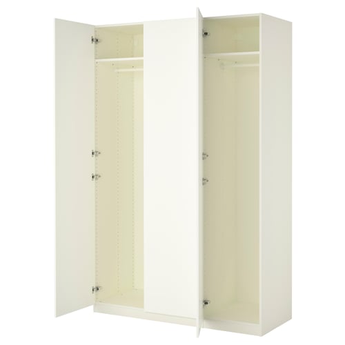 En öppen vit ikea PAX garderob med gångjärn och hyllor synliga.