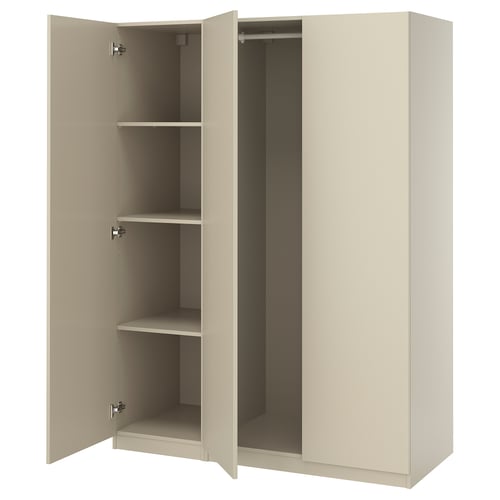 En öppen ikea PAX garderob i beige med tre hyllplan.