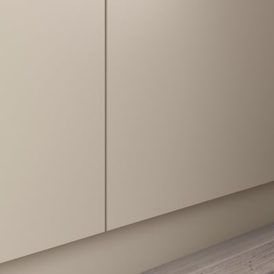 Den här bilden visar en del av en beige, modern garderob med minimalistisk design och ljus inredning.