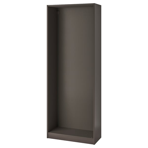 En tom, mörkbrun PAX garderobsstomme från ikea. Den är hög och rektangulär, tillverkad av återvunnet papper och spånskiva.