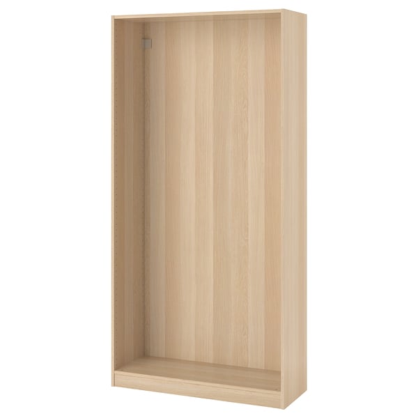 En ikea PAX garderobsstomme i vitbets. Den är gjord av återvunnet material och är designad för att vara smal, perfekt för utrymmesbegränsade ytor.