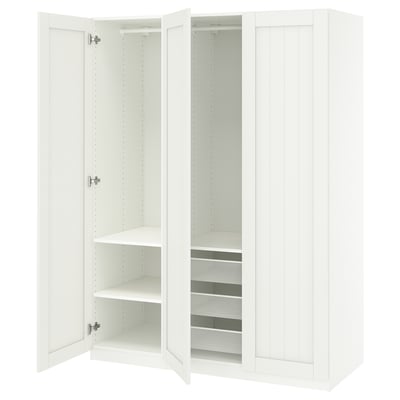 En öppen vit ikea PAX garderob. Den justerbara hyllor, nätkorg och mjukstängande gångjärn.