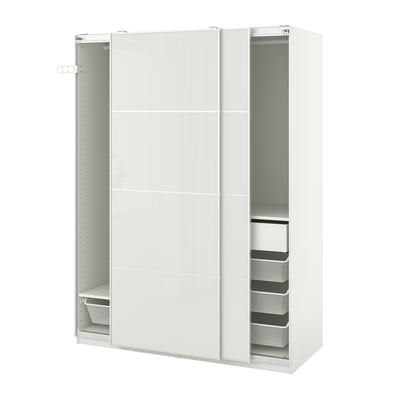 En vit ikea PAX garderob med skjutdörrar och nätkorgar.