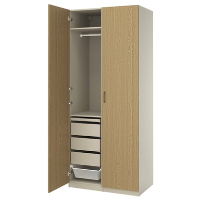 En öppen PAX-garderob i trä med lådor och en hängstång, med en ljus ekfinish och en minimalistisk design.