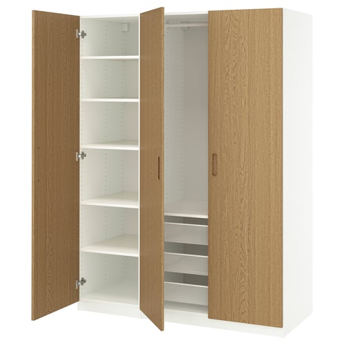 En öppen trägarderob med vit inredning och hyllor, med modern design.