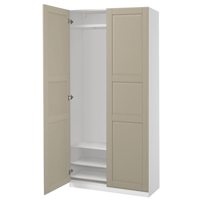En beige PAX-garderob med båda dörrarna öppna och avslöjar en tom interiör. Den har en minimalistisk design med rena linjer och en målad finish.