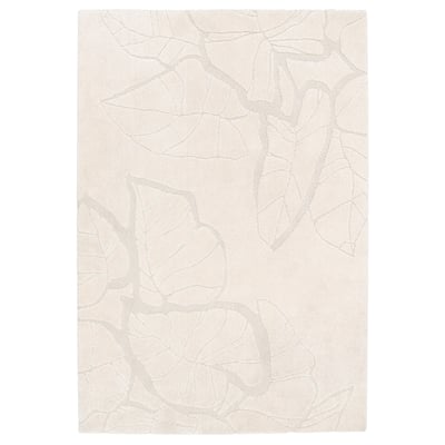 En PELARKÖRSBÄR-matta med ett 3d-bladmönster i ljusbeige, tillverkad av återvunnet material.