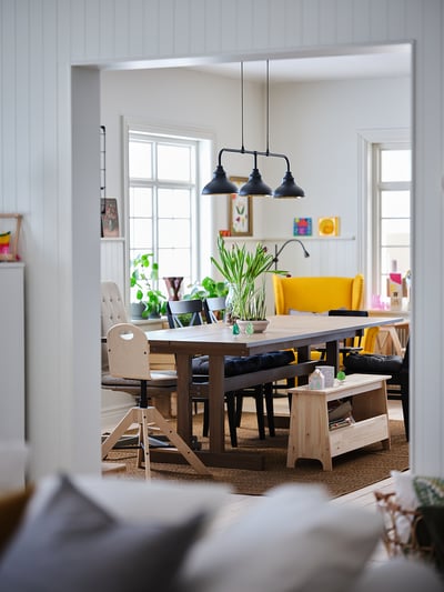 Träbänk: PERJOHAN. Ljusbrun, enkel design, rektangulär med öppen förvaring, massiv furu.