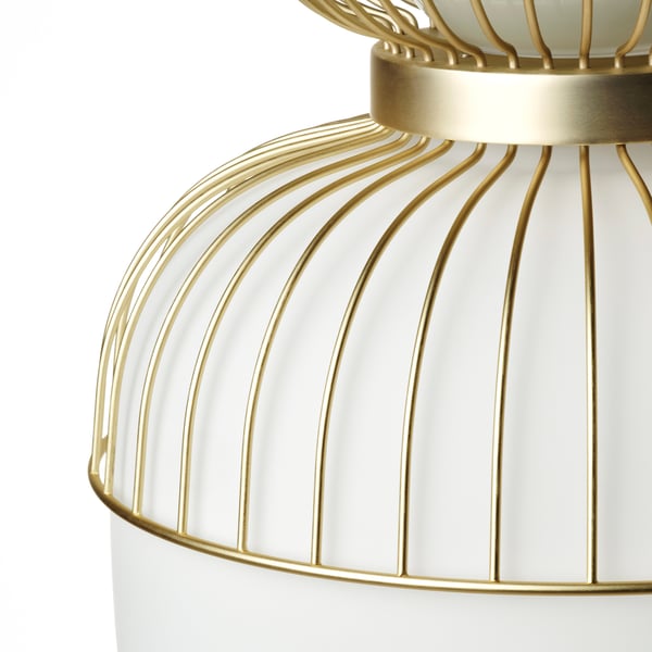 Guldfärgad wireframe-lykta med frostat glas, intrikat design, hängande lampadetalj.