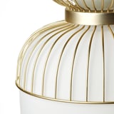 Guldfärgad wireframe-lykta med frostat glas, intrikat design, hängande lampadetalj.