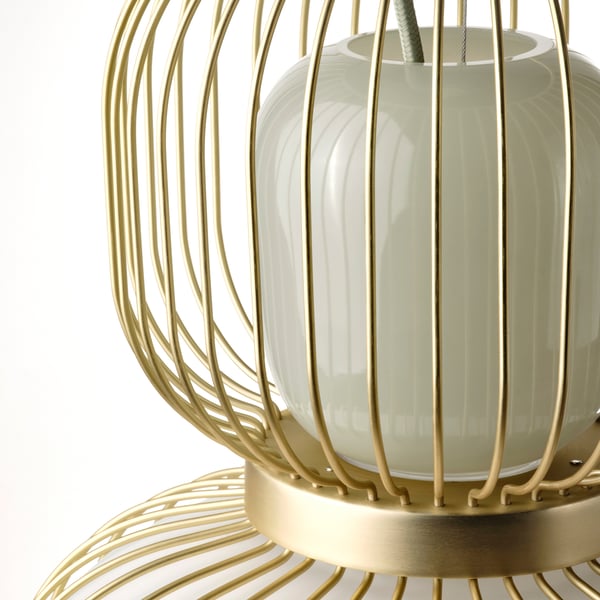 Lykta i guld och frostat glas, intrikat metalldesign, handgjord kvalitet.