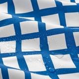 Blå och vit rutmönstrad duk med vattendroppar som framhäver dess vattenavvisande kvalitet.