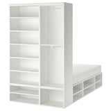 Vit PLATSA-säng med förvaringshyllor, modern design, platsbesparande.