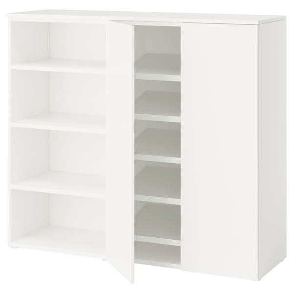 En vit PLATSA förvaringsmöbel med öppna hyllor, gjord av spånskiva och kartong. Den är rektangulär och har en enkel, modern design.