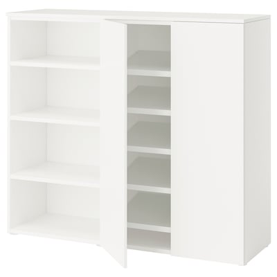 En vit PLATSA förvaringsmöbel med öppna hyllor, gjord av spånskiva och kartong. Den är rektangulär och har en enkel, modern design.