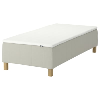 En vit IKEA RÅHOLMAR skummadrass med träben, rektangulär och enkel design.