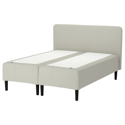 Sängen RÅHOLMAR : gräddfärgad, klädd med skum och polyester, rektangulär, modern design med tuftade detaljer, inklusive sänggavel.