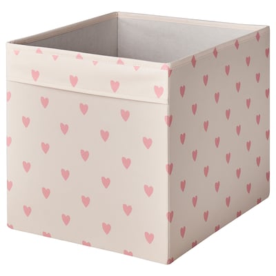 Beige tyglåda med rosa hjärtan, formad för hyllan kallax, tillverkad av polyester och polypropen.