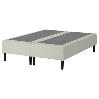 Sängbotten RENFJÄLLET har ett vitt tygöverdrag i minimalistisk design. Den har träben och separata sektioner för enkel rörelse.