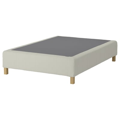 Sängbotten RENFJÄLLET är benvit med benen i trä och har en vadderad design.