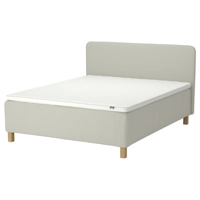 Beige RISHÖJDEN-säng , vadderad sänggavel, vit madrass, träben. Modern, återvunnen design.