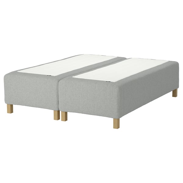 En ljusgrå RISHÖJDEN-sängbas med träben, med förstärkta kanter och modern design.