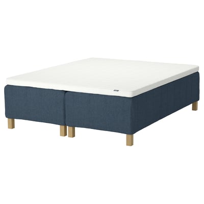 Rishojden säng: blått tyg, träben, madrass, 4 inflödesben, boxig design.