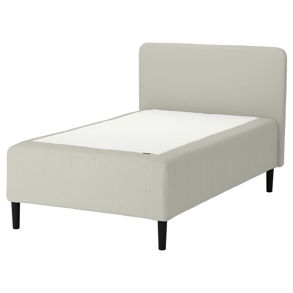 En vit säng RISHÖJDEN med vadderad huvudgavel och mörka ben, med en enkel och modern design.