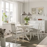 ROSENTORP matgrupp med utdragbart bord och gråstoppade stolar, under pendellampor, bredvid ett stort fönster och dekorerat sideboard.