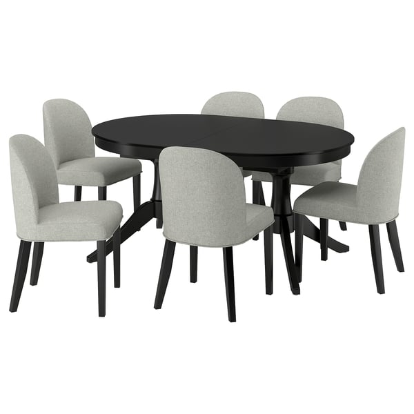 En ROSENTORP matgrupp med ett svart ovalt utdragbart bord och fyra grå stoppade stolar. Modern och funktionell design.