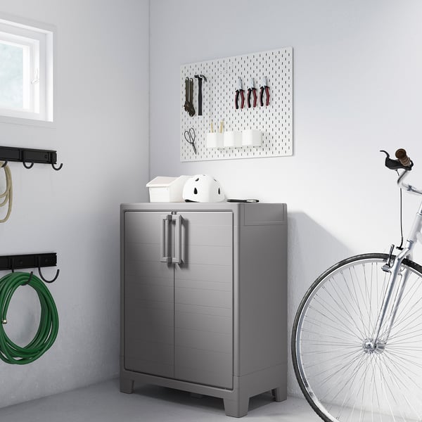 RUNMARÖ grått förvaringsskåp i garaget, mindre än cykel & slang.