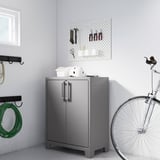 RUNMARÖ grått förvaringsskåp i garaget, mindre än cykel & slang.