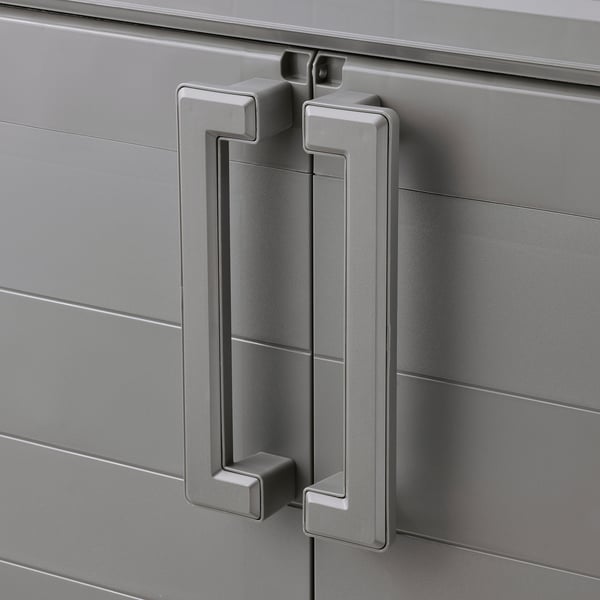 Närbild på det grå möbelhandtaget RUNMARÖ som visar upp en hållbar och elegant plastdesign.