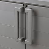 Närbild på det grå möbelhandtaget RUNMARÖ som visar upp en hållbar och elegant plastdesign.