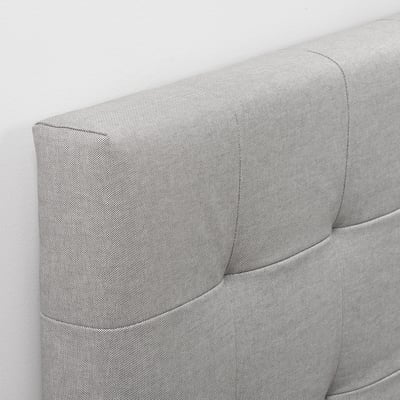 Närbild på RYKKINN sänggavlar mjukt, stoppat tyg och sömmar detaljer.