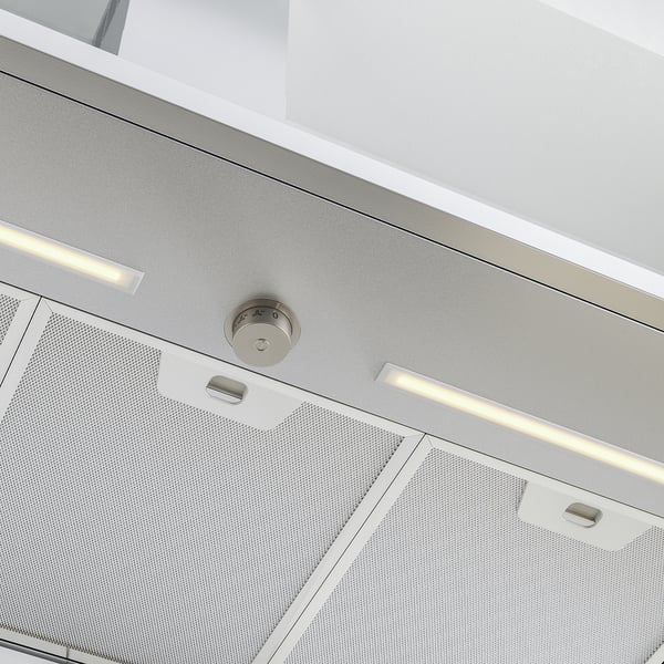 Modern köksfläkt i rostfritt stål med elegant design och integrerade LED-lampor som ger ren och jämn belysning.
