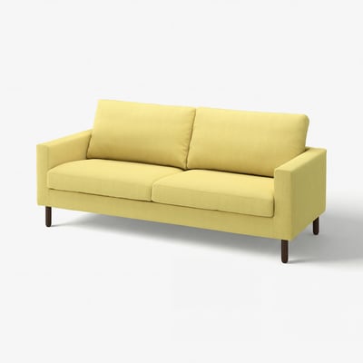 En gul modern soffa, SALTSJÖBADEN, med träben, mjuka kuddar och en enkel ren design.