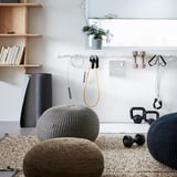 Hemmagym med SANDARED puffar i beige och grått, stickade texturer, hantlar, motståndsband, yogamatta och växter.